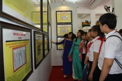 Khách tham quan triển lãm bản đồ và trưng bày tư liệu 'Hoàng Sa, Trường Sa của Việt Nam - Những bằng chứng lịch sử và pháp lý.' (Nguồn: TTXVN)