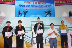 Vận động viên Trần Thị Thêm đứng trên bục cao nhất tại giải vô địch Pencak Silat trẻ toàn quốc năm 2013. (Ảnh: Phan Quân/Vietnam+)