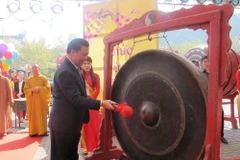 Bộ trưởng Bộ Tài chính Đinh Tiến Dũng đánh chiêng khai hội chùa Bái Đính năm 2016. (Ảnh: Ninh Đức Phương/TTXVN)