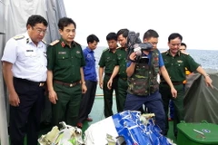 Một số mảnh vỡ máy bay CASA 212. (Ảnh: Hồng Pha/TTXVN)