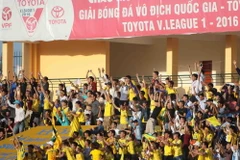 Cổ động viên Sông Lam Nghệ An ăn mừng bàn thắng của đội chủ nhà ghi vào lưới đội Becamex Bình Dương. (Ảnh: Thanh Tùng/TTXVN)