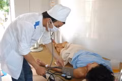 Chăm sóc cho bệnh nhân bị tiêu chảy. (Ảnh: Nguyễn Hồng Cường/TTXVN) 