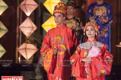Phò mã và công chúa cung nghinh giao bái trước giờ về lên kiệu nhà chồng.