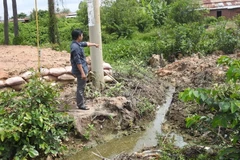 Phần đất mà Công ty trách nhiệm hữu hạn Hiệp Hòa Lợi đổ lấn ra con rạch. (Ảnh: Phạm Thanh Tân/Vietnam+)