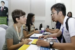 Các bạn trẻ tìm hiểu thông tin về du học, giáo dục và khởi nghiệp. (Ảnh: Thế Anh/TTXVN)