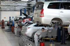 Công nhân làm việc tại cơ sở Toyota Giải Phóng (Hà Nội). (Ảnh: Thế Duyệt/TTXVN)