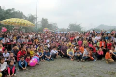 Người dân dự lễ hội đền Đuổm Thái Nguyên năm 2015. (Ảnh: Thu Hằng/TTXVN)