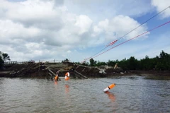 Phần cầu Ô Rô bị sập. (Ảnh: Huỳnh Thế Anh/TTXVN) 