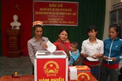 Cử tri người dân tộc Khơ Mú bỏ phiếu tại khu vực bỏ phiếu số 7, bản Huổi Cam, xã Nậm Nhoóng, huyện Quế Phong, Nghệ An. (Ảnh: Thanh Tùng/TTXVN) 