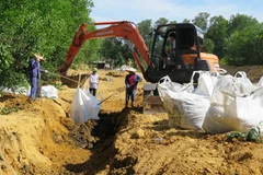 Cất bốc chất thải của công ty Formosa, chôn lấp trái phép, lên ôtô để chuyển về tạm giữ tại kho của Công ty trách nhiệm hữu hạn một thành viên Chế biến chất thải công nghiệp Hà Tĩnh. (Ảnh: Phan Quân/TTXVN) 