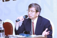 Ông Takehiko Nakao trả lời câu hỏi của các phóng viên tại buổi họp báo. (Ảnh: Hoàng Hùng/TTXVN)