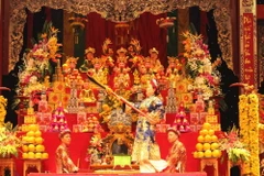 Trình diễn các giá hát văn hầu đồng. (Ảnh: Anh Tuấn/TTXVN)