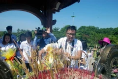 Sinh viên kiều bào dâng hương. (Ảnh: Thanh Thủy/TTXVN)