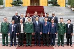 Chủ tịch nước Trương Tấn Sang gặp mặt thân mật các đại biểu thiếu niên dũng sỹ diệt Mỹ miền Nam. (Ảnh: Nguyễn Khang/TTXVN)