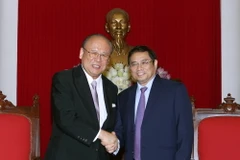 Ông Phạm Minh Chính, Ủy viên Bộ Chính trị, Trưởng Ban Tổ chức Trung ương tiếp Cố vấn Đặc biệt Liên minh Nghị sỹ Hữu nghị Nhật-Việt, ông Takebe Tsutomu. (Ảnh: Nguyễn Dân/TTXVN)