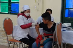 Tiêm vắcxin sởi-rubella. (Nguồn: TTXVN)