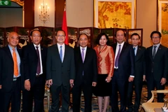 Thủ tướng Nguyễn Xuân Phúc tiếp ông Jonathan Choi, Chủ tịch Tập đoàn Sunwah và ông Henry Cheng, Chủ tịch Tập đoàn Chow Tai Fook kiêm Chủ tịch Tập đoàn New World. (Ảnh: Thống Nhất/TTXVN)