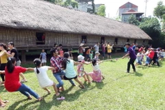 Tham gia trò chơi kéo co tại Bảo tàng Dân tộc học Việt Nam. (Ảnh: Anh Tuấn/TTXVN)