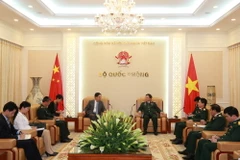 Đại tướng Ngô Xuân Lịch, Bộ trưởng Bộ Quốc phòng tiếp Đại sứ Trung Quốc tại Việt Nam Hồng Tiểu Dũng. (Ảnh: Hồng Pha/TTXVN phát) 