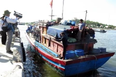 Tàu chở 5 ngư dân bị nạn trên đường cập bến. (Ảnh: Sỹ Thắng/TTXVN)