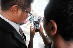 Nhân viên chơi Pokemon Go tại công sở. (Nguồn: Bernama)