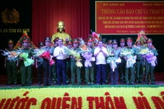 Lãnh đạo tỉnh Hà Nam trao thưởng cho các tập thể, cá nhân có thành tích xuất sắc trong điều tra, khám phá vụ án giết người đặc biệt nghiêm trọng tại Hà Nam. (Ảnh: Lưu Thanh Tuấn/TTXVN) 