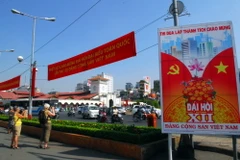 Trang hoàng đường phố chào mừng Đại hội Đảng XII. (Nguồn: TTXVN)