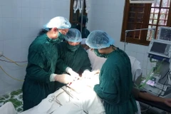 Các y, bác sỹ Bệnh viện đa khoa huyện đảo Bạch Long Vỹ tiến hành phẫu thuật cho một bệnh nhân viêm ruột thừa. (Ảnh: Nguyễn Đức Quân/TTXVN phát)