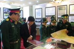 Khách tham quan Triển lãm bản đồ và trưng bày tư liệu 'Hoàng Sa, Trường Sa của Việt Nam - Những bằng chứng lịch sử và pháp lý.' (Nguồn: TTXVN)