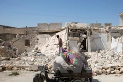 Cảnh đổ nát sau các vụ không kích ở Aleppo. (Ảnh: EPA/TTXVN)