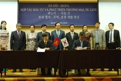 Đại diện lãnh đạo thành phố Hà Nội chứng kiến lễ ký hợp tác về du lịch giữa thành phố Hà Nội và thành phố Seoul. (Ảnh: Vũ Toàn-Phạm Duy/Vietnam+)