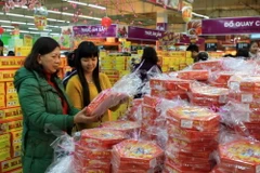 Khách chọn mua hàng tại siêu thị Big C Thăng Long. (Ảnh: Vũ Sinh/TTXVN) 