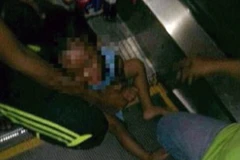 Cậu bé bị kẹt bộ phận sinh dục vào thang cuốn. (Nguồn: Daily Mail)