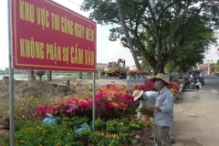 Tổ chức chợ hoa trên công trình đang thi công: Hiểm nguy rình rập