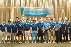 Các golf thủ chụp ảnh lưu niệm trước giờ thi đấu. (Ảnh: Đức Nam-Mỹ Anh/​Vietnam+)