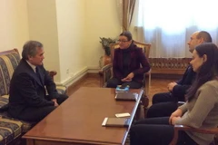 Đại sứ Nguyễn Minh Trí (trái) trong một cuộc làm việc về vụ SBU lục soát Làng Sen ở Odessa. (Ảnh: Duy Trinh/Vietnam+)