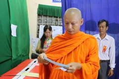 Thượng tọa Sơn Ngọc Huynh, Ủy viên Hội đồng Trị sự Giáo hội Phật giáo Việt Nam, Chủ tịch Hội Đoàn kết sư sãi yêu nước tỉnh Vĩnh Long thực hiện quyền công dân tại tổ bầu cử số 3, xã Trung Thành, huyện Vũng Liêm. (Ảnh: Huỳnh Kim Phượng/TTXVN)