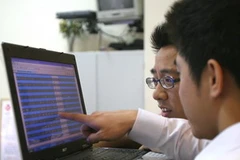 Các nhà đầu tư nhập lệnh trực tuyến. (Ảnh: Phạm Hậu/TTXVN)