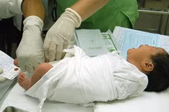 Lấy máu gót chân để xét nghiệm, phát hiện dị tật bẩm sinh cho trẻ sơ sinh tại Bệnh viện Phụ sản Trung ương. (Ảnh: Dương Ngọc/TTXVN)