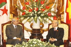 Chủ tịch Quốc hội Nguyễn Phú Trọng đón tiếp Chủ tịch Quốc hội Algeria Abdelaziz Ziari. (Ảnh: Trí Dũng/TTXVN) 