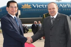 Tổng thống Algeria Abdelaziz Bouteflika đón Chủ tịch nước Nguyễn Minh Triết tại sân bay. (Ảnh: Nguyễn Khang/TTXVN)