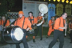 Đoàn SNOB - vùng Poitou Charentes biểu diễn trên đường phố tại Festival Huế 2008. (Ảnh: Quang Ngọc/TTXVN)