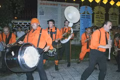 Đoàn SNOB - vùng Poitou Charentes biểu diễn trên đường phố tại Festival Huế 2008. (Ảnh: Quang Ngọc/TTXVN)