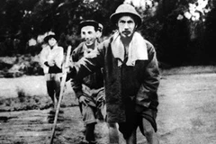 Hồ Chủ tịch trên đường đi chiến dịch biên giới. (Ảnh tư liệu TTXVN)