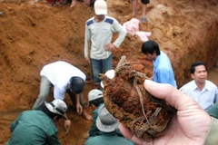 Quả lựu đạn này được tìm thấy lẫn trong những hài cốt liệt sĩ. (Ảnh: tuoitre)