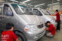 Sản xuất ôtô tại công ty JRD (100% vốn đầu tư Malaysia) tại Phú Yên. (Ảnh: Hồng Kỳ/TTXVN)