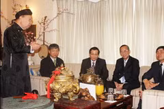 Phó Thủ tướng Trương Vĩnh Trọng cùng đoàn đại biểu cao cấp của Việt Nam thăm bác sĩ Bùi Duy Tâm. (Ảnh: Internet)