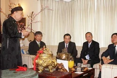 Phó Thủ tướng Trương Vĩnh Trọng cùng đoàn đại biểu cao cấp của Việt Nam thăm bác sĩ Bùi Duy Tâm. (Ảnh: Internet)