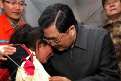 Chủ tịch Trung Quốc Hồ Cẩm Đào gặp nạn nhân trong trận động đất. (Ảnh: xinhua)