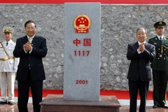 Phó Thủ tướng Phạm Gia Khiêm và Ủy viên Quốc vụ viện Đới Bỉnh Quốc tại cột mốc biên giới số 1117 (phía Trung Quốc). (Ảnh: Nhan Sáng/TTXVN)